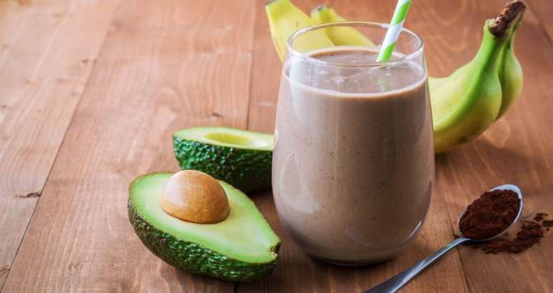 SHAKE DE ABACATE COM AMENDOIM -Ingredientes: 3c. sopa de aveia
300ml de leite integral
1c. sopa de pasta de amendoim
4c. sopa de abacate
1/2 medida de whey protein. | Modo de Preparo: bata tudo no liq&uuml;idificador e beba em seguida. |