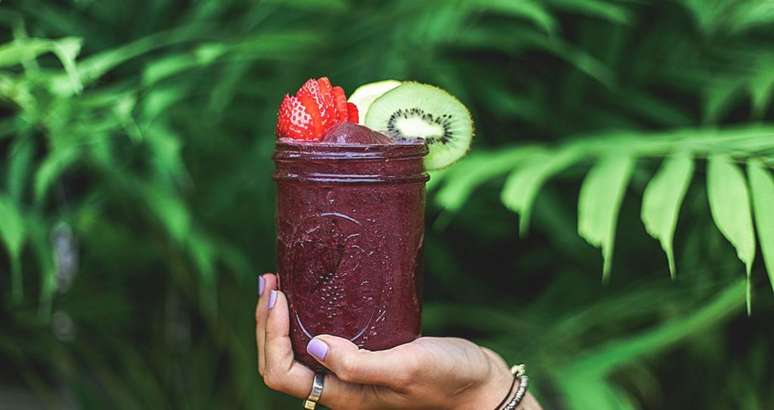 SHAKE DE A&Ccedil;A&Iacute; ENERG&Eacute;TICO -Ingredientes: 2 polpas de a&ccedil;a&iacute; congeladas/
2 bananas /
2c. sopa de mel /
300ml de leite integral /
1c. sopa de pasta de amendoim integral | Modo de Preparo: bata tudo no liq&uuml;idificador e beba em seguida. |