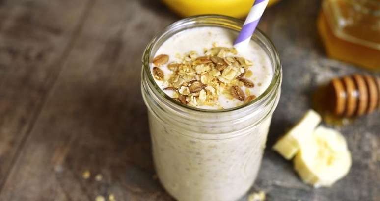 SHAKE DE BANANA COM WHEY PROTEIN - Ingredientes: 1 iogurte natural integral /
/ 100ml de leite integral /
1 banana /
1 medida de whey protein / 1c. ch&aacute; de cacau em p&oacute; /
2c. sopa de aveia | Modo de Preparo: bata tudo no liq&uuml;idificador e beba em seguida. |