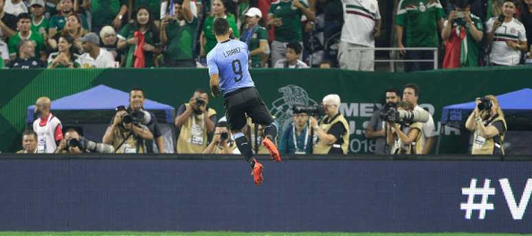 Suárez comemora um dos gols contra o México