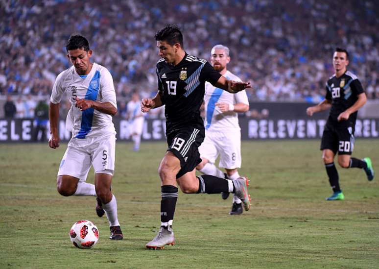 Simeone tenta uma jogada durante o amistoso entre Argentina e Guatemala