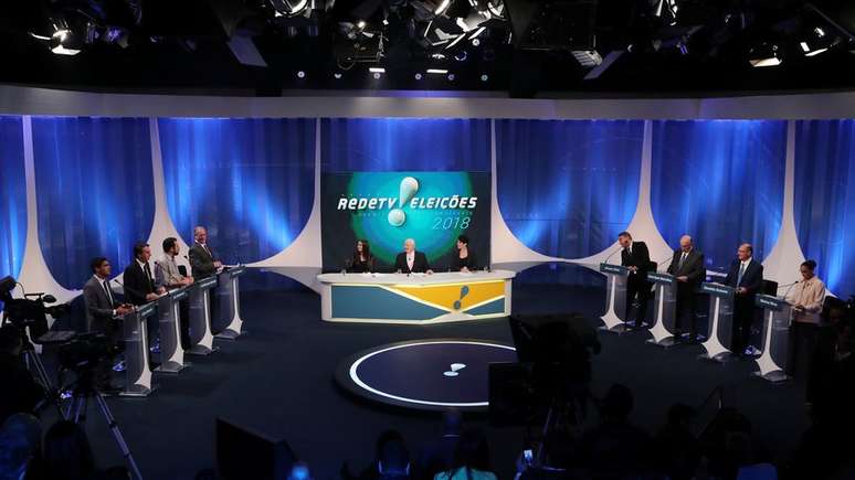 Candidatos durante debate em agosto; especialistas apontam para possíveis impactos, à esquerda e à direita, de ataque contra Bolsonaro