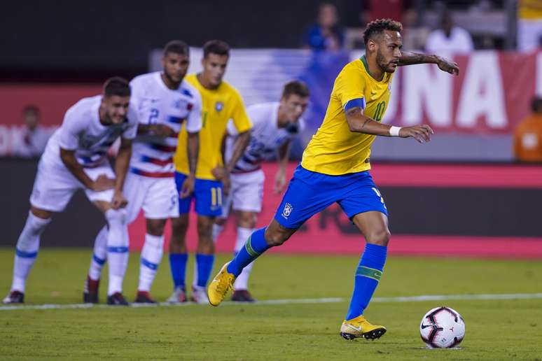Neymar cobra pênalti na partida contra os Estados Unidos