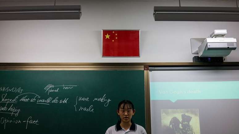 Em seu livro, Chu relata os costumes de dar presentes frequentemente aos professores e a press&atilde;o por responder imediatamente a suas mensagens pelo celular