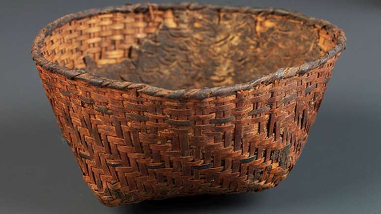 Este cesto sambaqui foi revestido internamente com resina. Trata-se de uma pe&ccedil;a rara, em virtude da dificuldade de preserva&ccedil;&atilde;o de materiais org&acirc;nicos em climas tropicais.