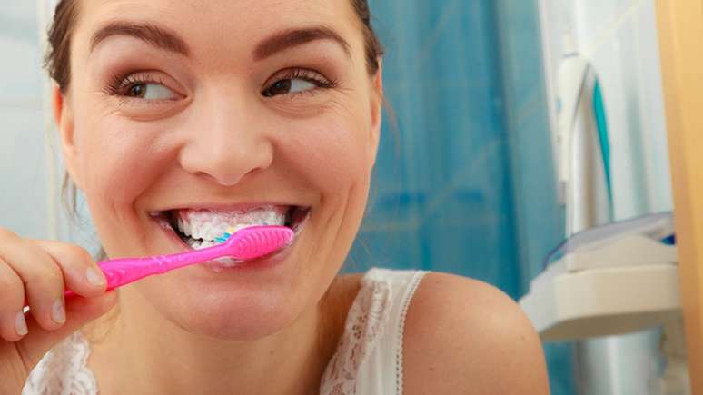 Boa higiene bucal, incluindo escovar a língua, é fundamental para prevenir doença