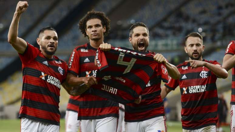 Diego com a blusa de Juan na comemoração do segundo gol do Flamengo (Foto: Celso Pupo/Fotoarena)