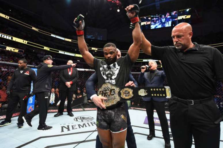 Tyron Woodley não deu chances e finalizou Darren Till para seguir com o título meio-médio (Foto: Getty Images)