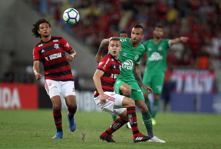 Pires (e), do Flamengo e Leandro, da Chapecoense, durante a partida entre Flamengo x Chapecoense