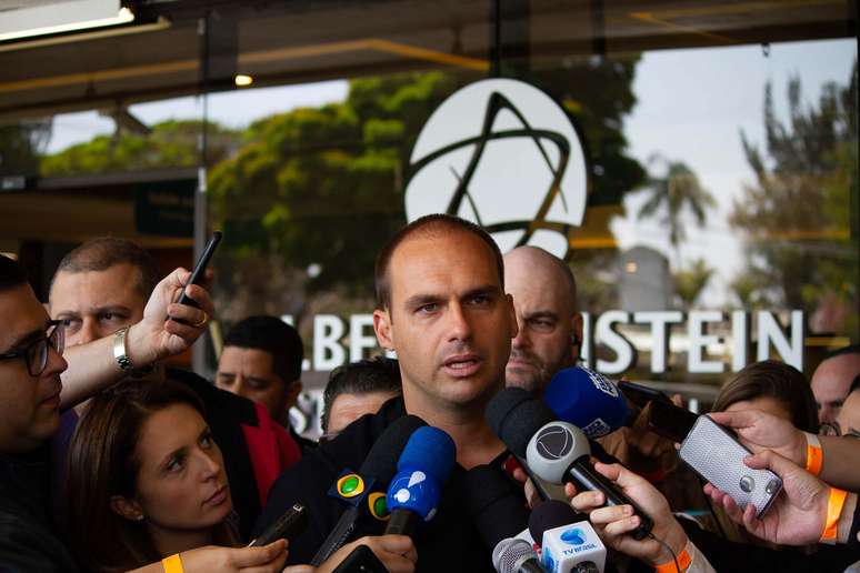 Eduardo Bolsonaro fala com jornalistas na porta do Hospital Albert Einstein