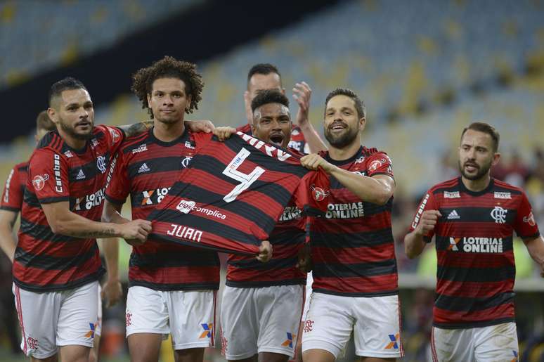 Diego e demais jogadores do Flamengo comemoram com a camisa do lesionado Juan