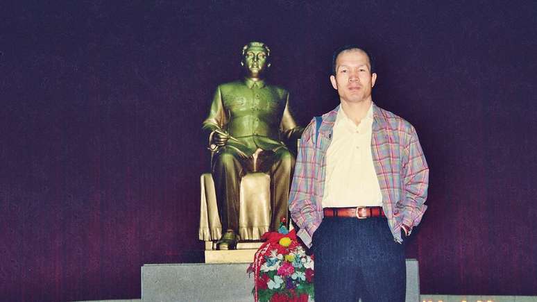 Park em frente a estátua de Kim Jong-il, em Pyongyang, em 1997: ele afirma que conheceu o então líder supremo da Coreia do Norte naquela época