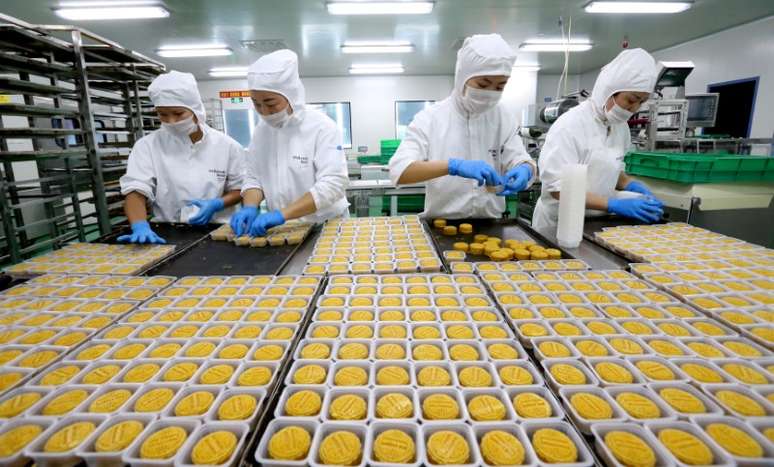 Funcionários trabalham em fábrica em Meishan, na China 21/08/2018 REUTERS/Stringer 