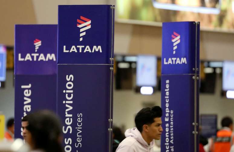Passageiros passam por balcão da Latam Airlines no aeroporto Jorge Chavez em Callao, no Peru 16/08/ 2018. REUTERS/Mariana Bazo 