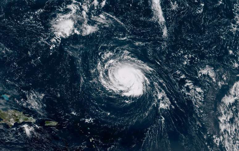 Furacão Florence é visto sobre o Oceano Atlântico  09/09/2018   NOAA NWS National Hurricane Center/Divulgação via REUTERS