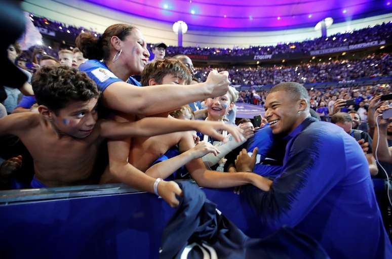 Atacante francês comemora com torcedores após vitória sobre Holanda em jogo da Liga das Nações 09/09/2018  REUTERS/Charles Platiau