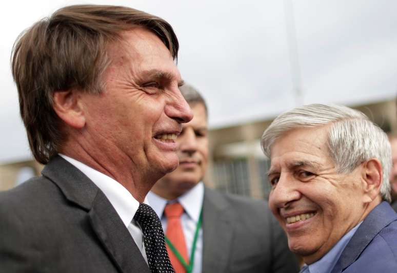 Candidato à Presidência, deputado Jair Bolsonaro (PSL), conversa com general da reserva Augusto Heleno durante protesto contra o ex-presidente Luiz Inácio Lula da Silva, em Brasília, em abril
04/04/2018
REUTERS/Ueslei Marcelino