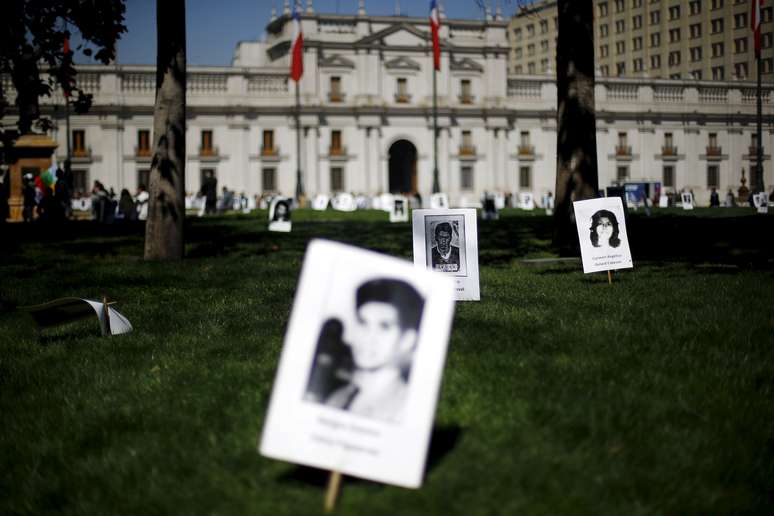 Imagens de v&iacute;timas de abuso de direitos humanos durante ditadura no Chile em frente a pal&aacute;cio em Santiago 
 11/9/2015    REUTERS/Ivan Alvarado