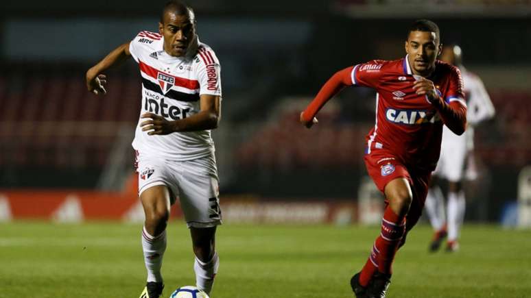 Régis em ação na vitória do São Paulo sobre o Bahia - FOTO: Marco Galvão/Fotoarena