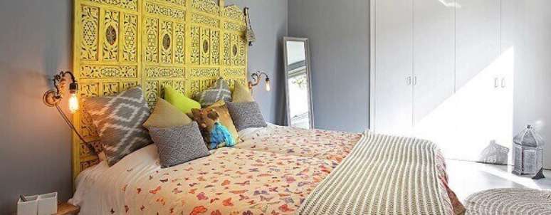2- Biombo de madeira amarelo serve como cabeceira de cama para quarto de casal. Fonte: Homify