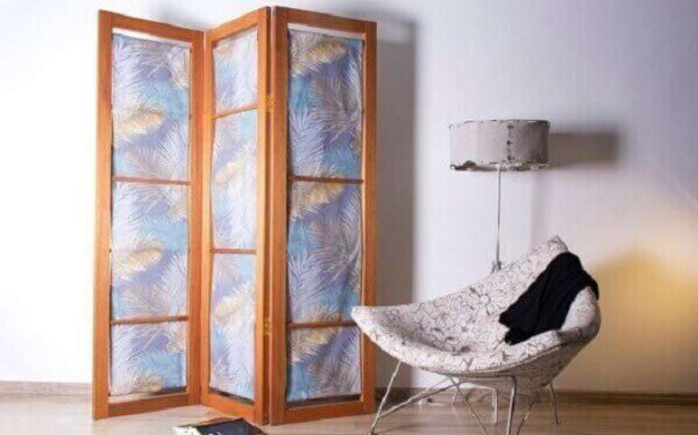 14- O biombo de estrutura de madeira com uma estampa suave complementa a decora&ccedil;&atilde;o moderna. Fonte: Pinterest
