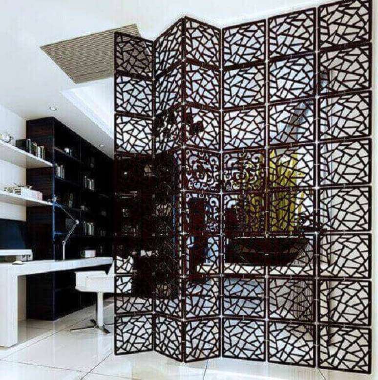 25- O biombo com pain&eacute;is estreitos decora sala comercial. Fonte: AliExpress