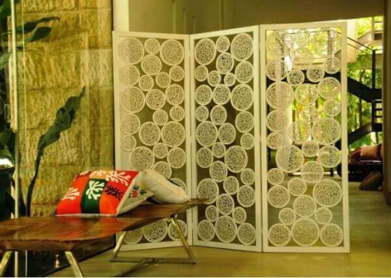 31- O biombo serve como divis&oacute;ria de ambientes. Fonte: Blog de Arquitetura e Decora&ccedil;&atilde;o