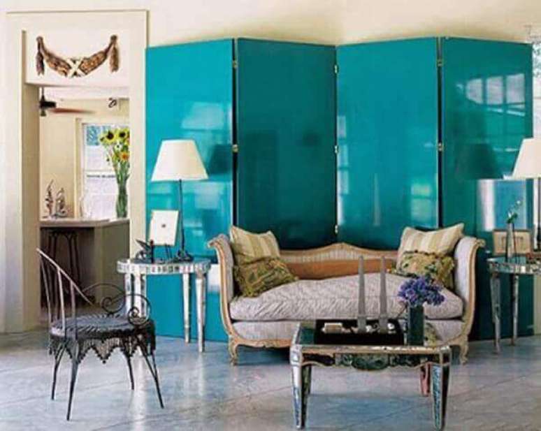 4- Biombo MDF em azul é utilizado na decoração da sala de estar. Fonte: Diário do Nordeste