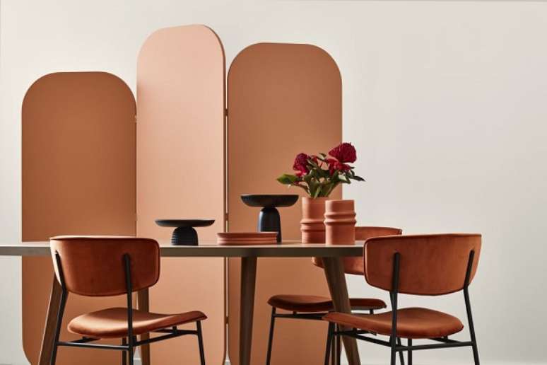 63- Biombos com placas de diferentes tamanhos comp&otilde;em a decora&ccedil;&atilde;o da sala de jantar. Fonte: Pop Sugar