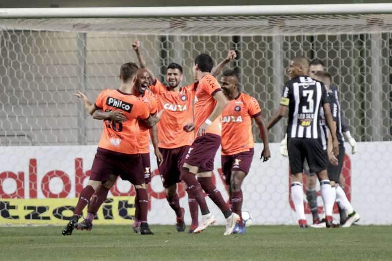 O jogador Thiago Heleno do Atl&eacute;tico PR comemora gol durante a partida entre Atl&eacute;tico MG e Atl&eacute;tico PR, v&aacute;lida pela S&eacute;rie A do Campeonato Brasileiro 2018, no Est&aacute;dio Independ&ecirc;ncia, em Belo Horizonte (MG), nesta segunda-feira (10).