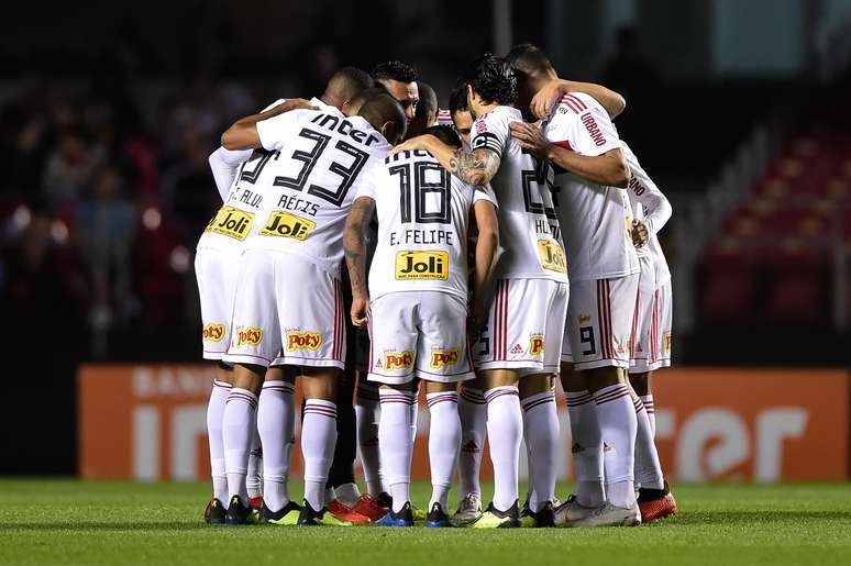 Jogadores do São Paulo se concentram antes da partida contra o Bahia pela 24ª rodada do Campeonato Brasileiro