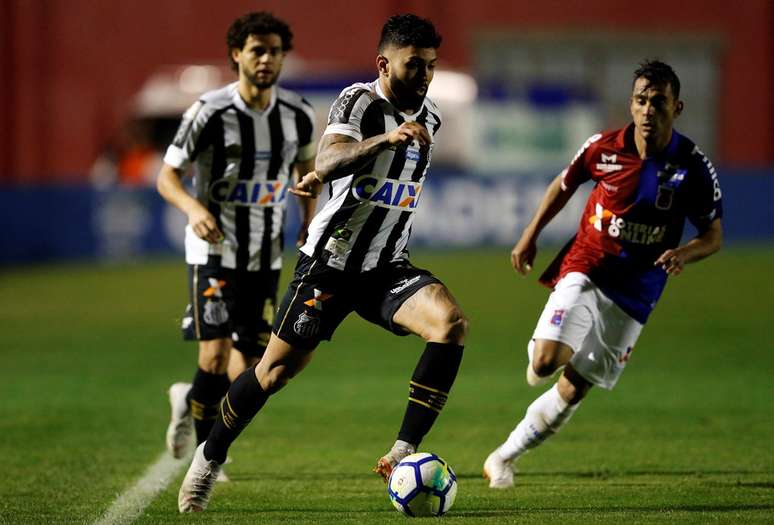 Gabigol domina a bola pelo Santos