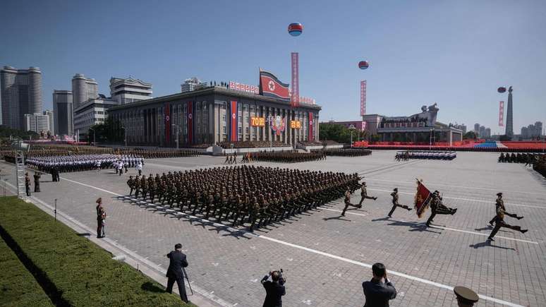 Desfile de comemoração dos 70 anos do país não exibiu mísseis intercontinentais, tema sensível na relação entre Coreia e EUA