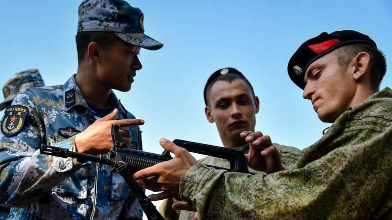 A infantaria naval chinesa e russa treinaram juntas no leste da Rússia no ano passado