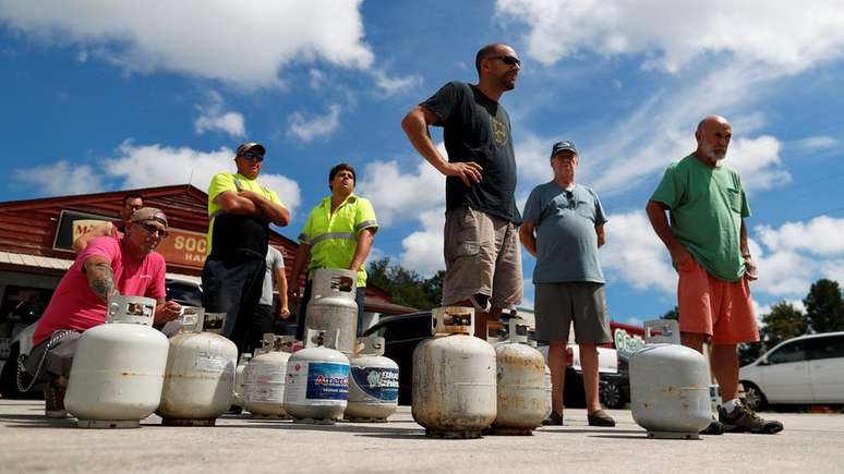 Moradores da Carolina do Sul compram suprimentos, como gás, para se preparar para a chegada do Florence