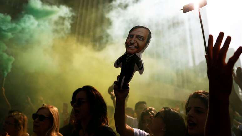 Manifestante levanta boneco que representa Jair Bolsonaro em São Paulo; em nova pesquisa Datafolha, candidato em PSL aparece na liderança