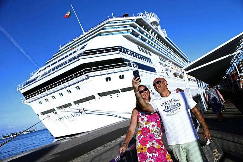 Turistas prestes a embarcar no Costa Favolosa, um dos navios da temporada