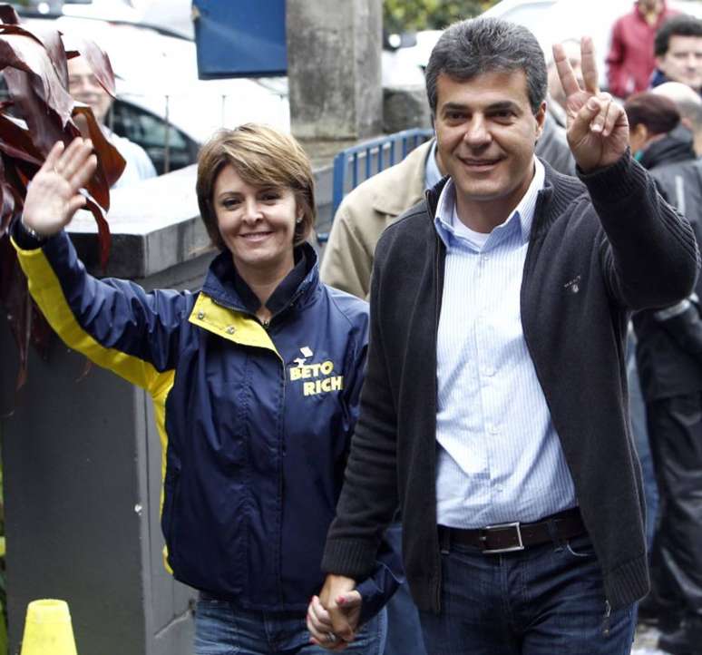 Beto Richa é candidato ao Senado pelo PSDB; na foto, é acompanhado por sua mulher, Fernanda Richa.