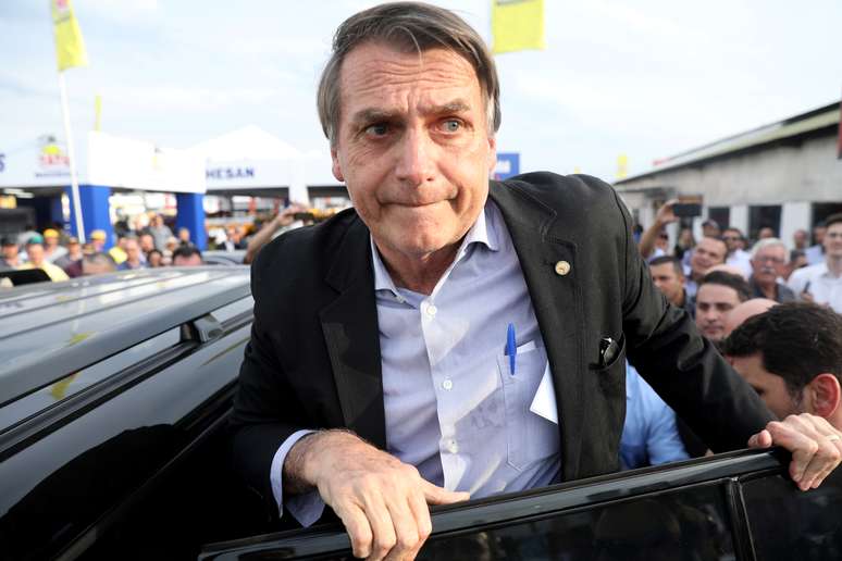 Candidato do PSL à Presidência, Jair Bolsonaro, deixa feira agropecuária em Esteio, no Rio Grande do Sul