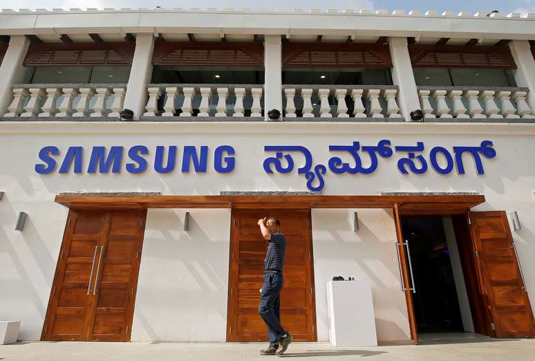 Homem passam em frente &agrave; loja rec&eacute;m inagurada da Samsung em Bengaluru, na &Iacute;ndia. 11/09/2018. REUTERS/Abhishek N. Chinnappa 