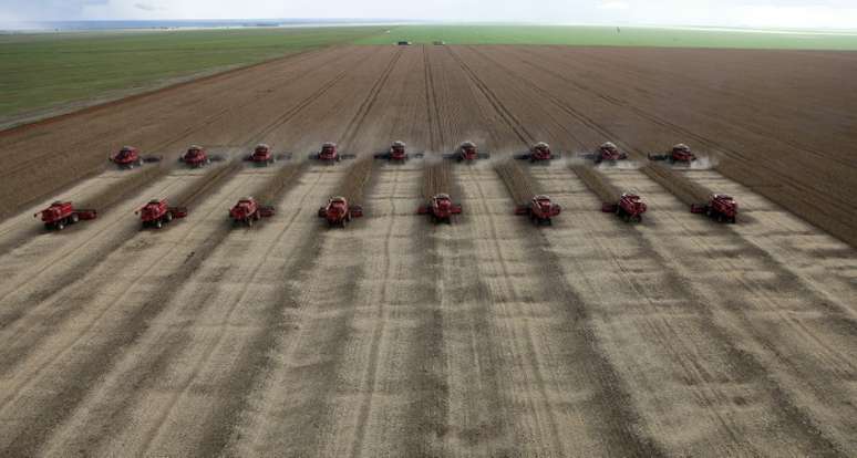 Colheita de soja em Tangará da Serra, Cuiaba, Brasil
27/03/2012
REUTERS/Paulo Whitaker