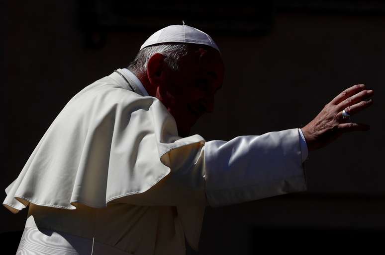 Papa acena a fiéis no Vaticano 5/9/2018 REUTERS/Max Rossi 