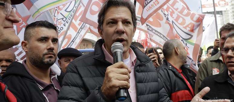 Até então candidato a vice na chapa do PT, Haddad já vinha fazendo campanha pelo Brasil em nome de Lula