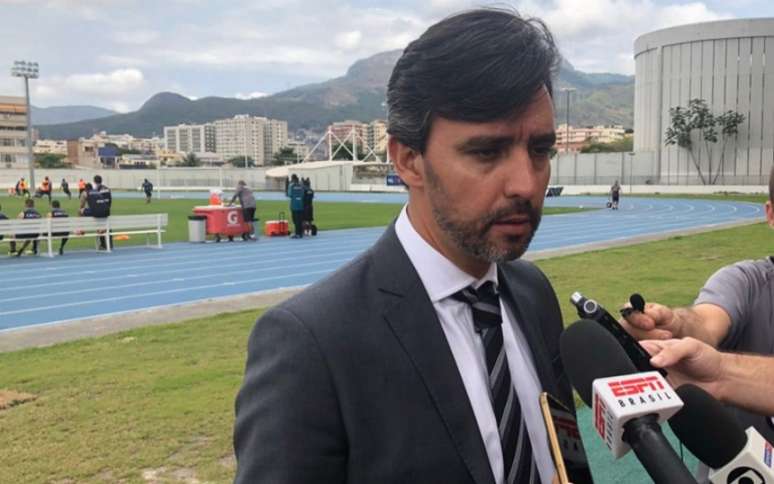 Gustavo Noronha no campo anexo do Estádio Nilton Santos (Foto: Divulgação)