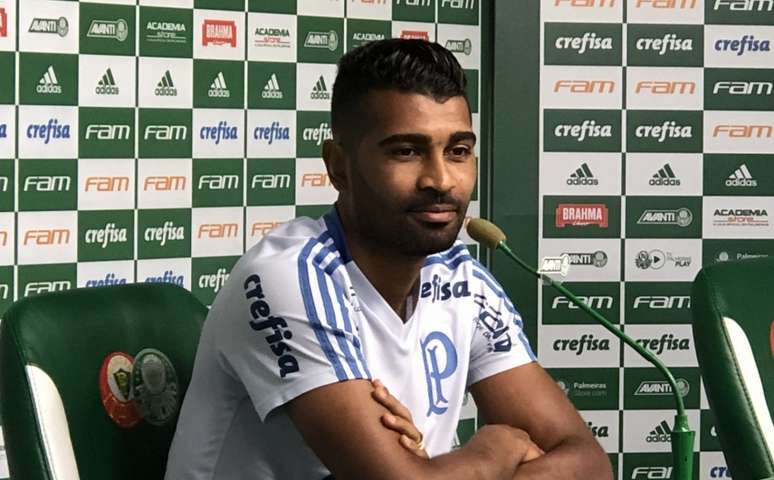 Thiago Santos durante a entrevista desta terça-feira, na Academia de Futebol (Foto: Thiago Ferri)