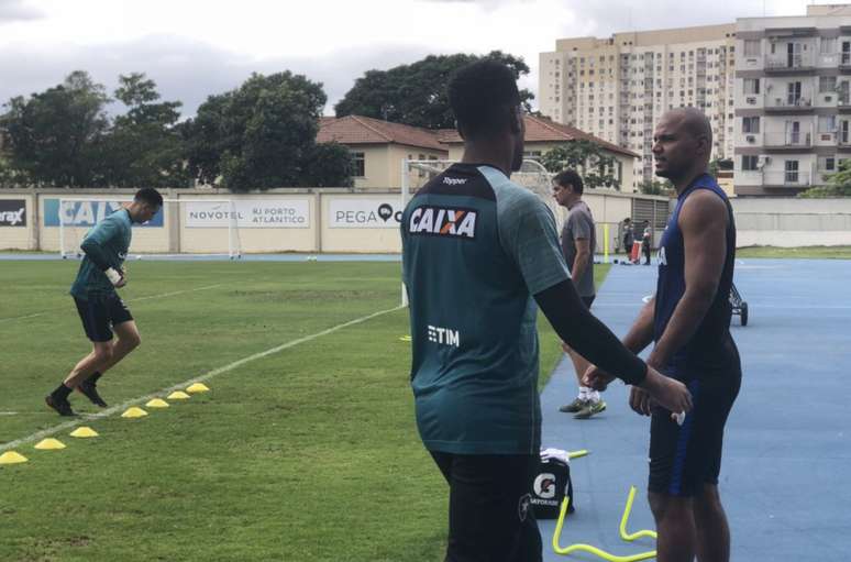 Jefferson observa treinamento dos goleiros (Foto: Divulgação/Botafogo)