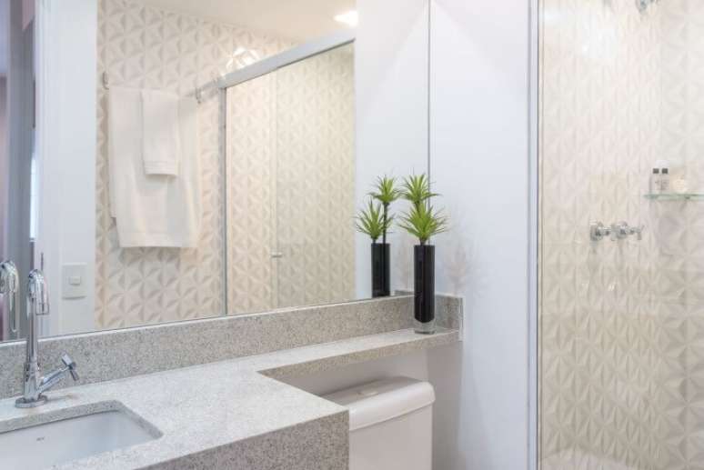 25. Banheiro simples e moderno com bancada de granito cinza. Projeto de Renata Romeiro