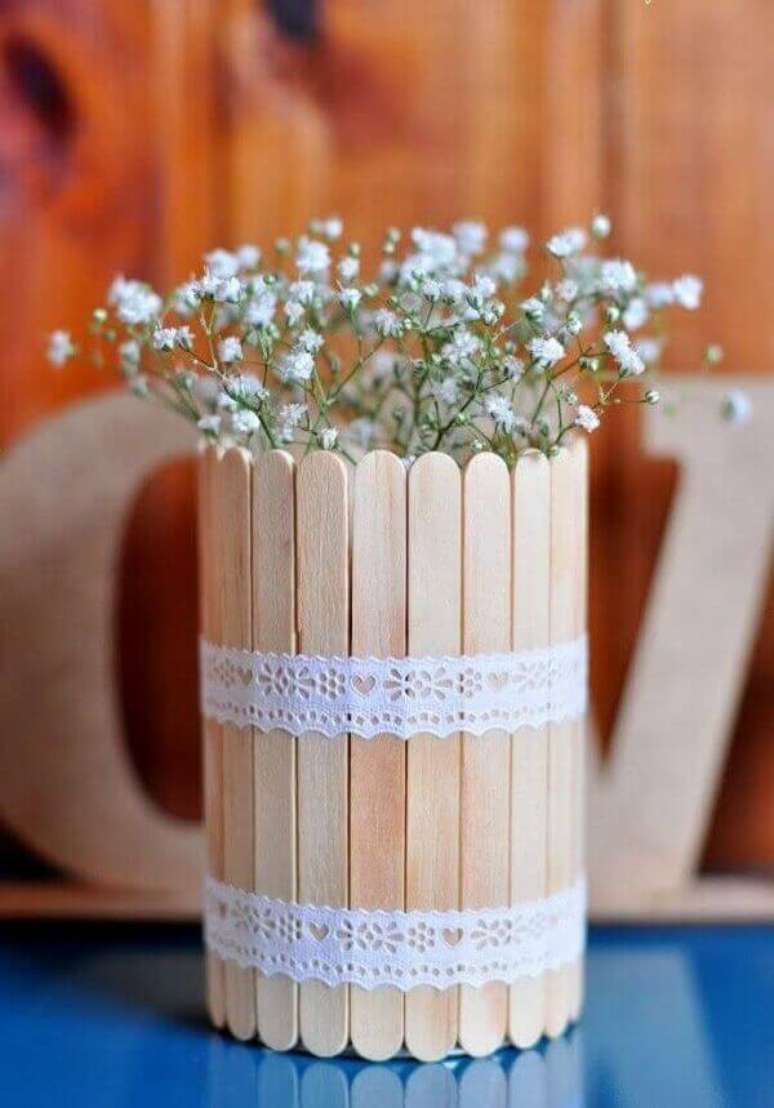 50- Palitos de sorvete decorados com renda são o cachepot para o centro de mesas na decoração de noivado. Fonte: Pinterest