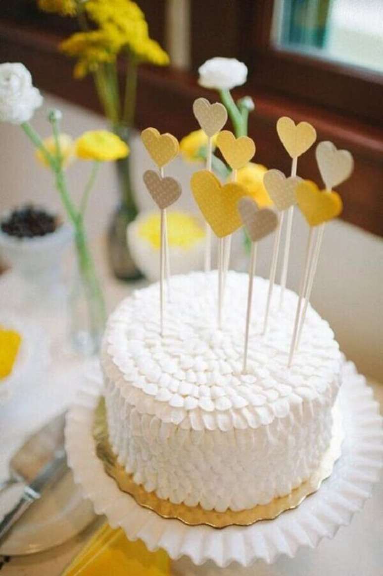 23- O bolo confeitado com corações amarelos completa a decoração de noivado. Fonte: Canal da Decoração