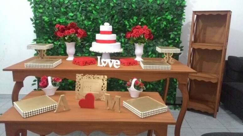 9- Decoração de Festa de noivado simples com vasos de flores vermelhas combinando com o laço do bolo. Fonte: Pinterest